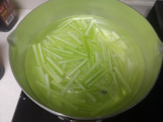蒜油西芹虾仁,西芹，彩椒放入开水中煮1分钟