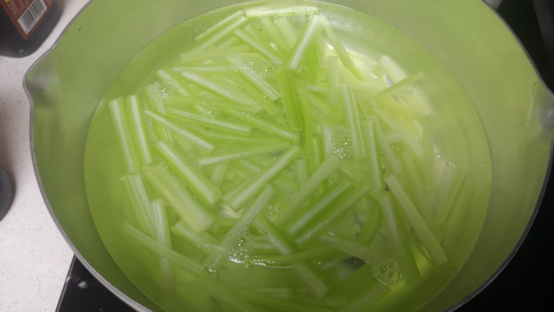 蒜油西芹虾仁,西芹，彩椒放入开水中煮1分钟