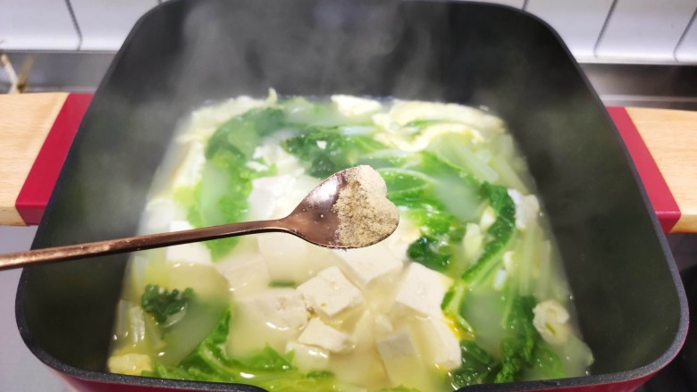 白菜豆腐汤,加入胡椒粉