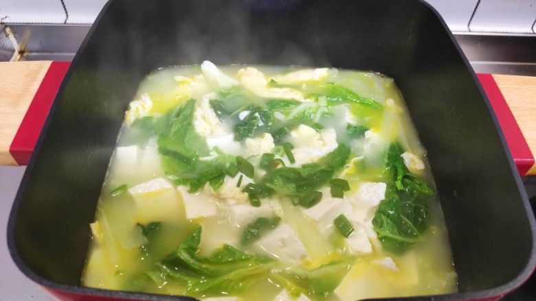 白菜豆腐汤,翻拌均匀，加入葱花即可。