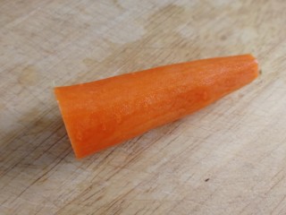 西芹炒牛肉,半个胡萝卜。