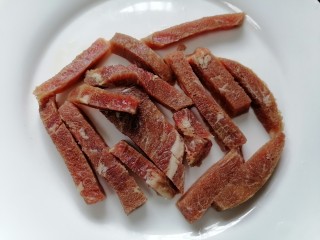 西芹炒牛肉,将牛排肉切成条状