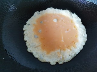 腊肠炒鸡蛋,热锅倒入少许油，倒入鸡蛋液炒熟，