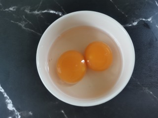腊肠炒鸡蛋,鸡蛋打入碗中