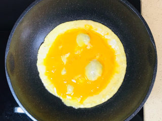大葱炒鸡蛋,淋入鸡蛋液，转小火，慢火煎至金黄色
