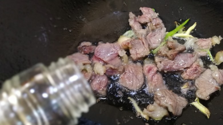 西芹炒牛肉,牛肉稍微变色，加一汤匙白酒，文火烹香去膻。