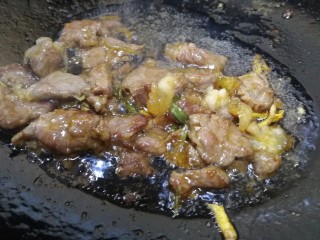 西芹炒牛肉,文火炒匀增香。