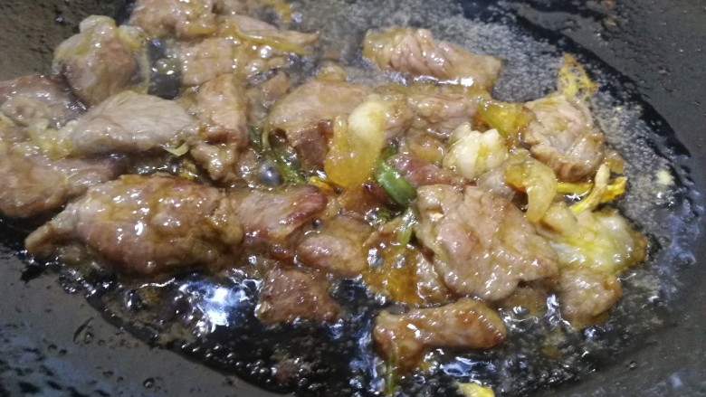 西芹炒牛肉,文火炒匀增香。