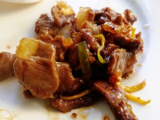 西芹炒牛肉,把牛肉先盛出，以免炒老。
