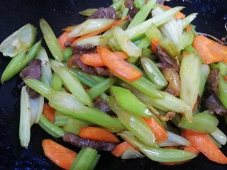 西芹炒牛肉,把胡萝卜，西芹，牛肉文火翻炒均匀即可。