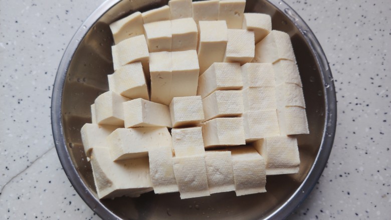 肉末炖豆腐,板豆腐用温开水泡洗一下，控干水分，切成小块