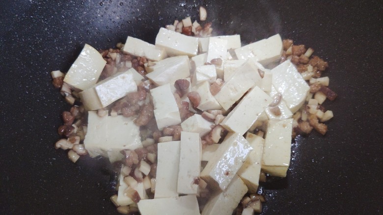 肉末炖豆腐,推炒均匀（注意，是推炒，而不是翻炒）