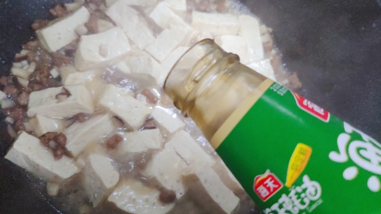 肉末炖豆腐,5分钟后，加适量蚝油