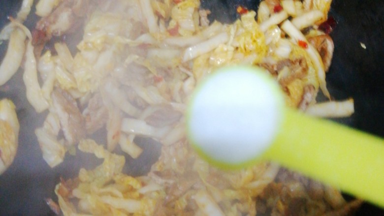素什锦辣炒白菜,加入适量盐继续翻拌，可以稍点一点儿水。。