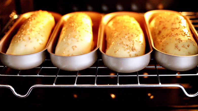 德式热狗面包,烤箱180度提前预热后，把面包胚放入烤箱中层。
