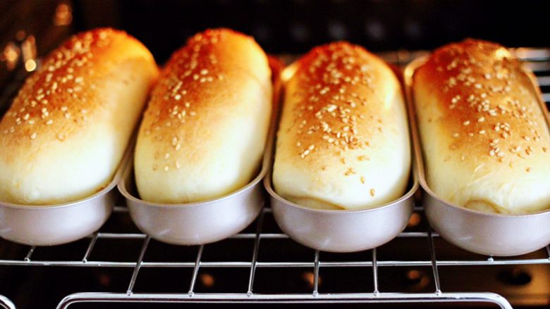 德式热狗面包,上下火180度烤20分钟左右（具体可根据自家的烤箱温度来调整）