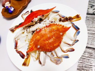 清蒸螃蟹,煮熟的蟹壳摆在上方