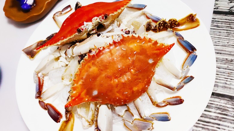 清蒸螃蟹,煮熟的蟹壳摆在上方