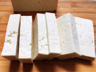 白菜豆腐汤,豆腐切成厚约1.5cm的长方形块