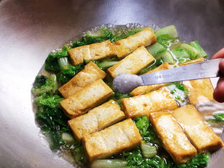 白菜豆腐汤,加盐调味