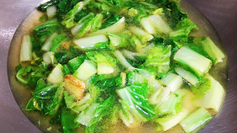 白菜豆腐汤,加入没过青菜的水，因为红薯粉已经泡发好，所以吸水性就减弱了，适量加水就好