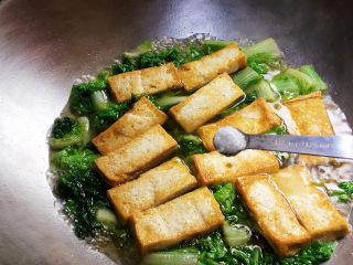 白菜豆腐汤,加味精提鲜
