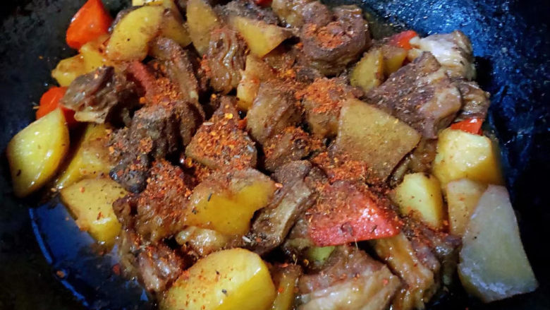 红烧羊肉,最后撒上自己喜欢的烧烤料拌匀即可出锅享用