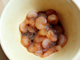 西芹炒虾仁,搅拌均匀腌制10分钟。