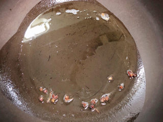 西芹炒虾仁,锅中倒入油，加热至五成热，煸香花椒粒。