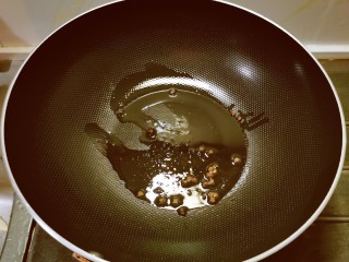 干锅包菜,起油锅放入1汤匙食用油，放入花椒炒香。