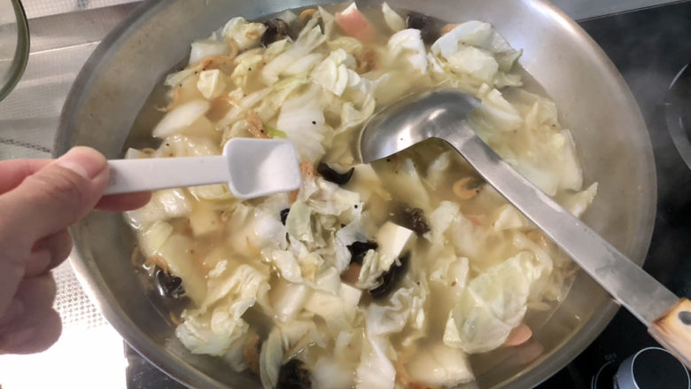 白菜豆腐汤,尝下咸淡，根据个人口味补充少许食盐