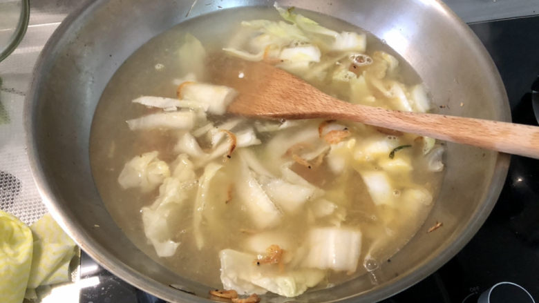 白菜豆腐汤,加入适量热水，中大火煮开