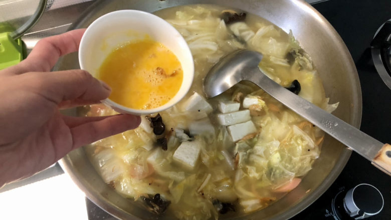 白菜豆腐汤,开盖，转大火，淋蛋液搅散成蛋花