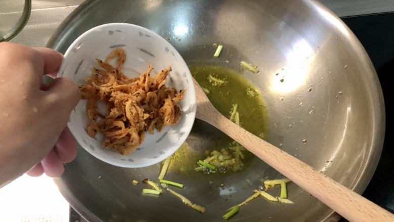 白菜豆腐汤,下虾米煸炒半分钟