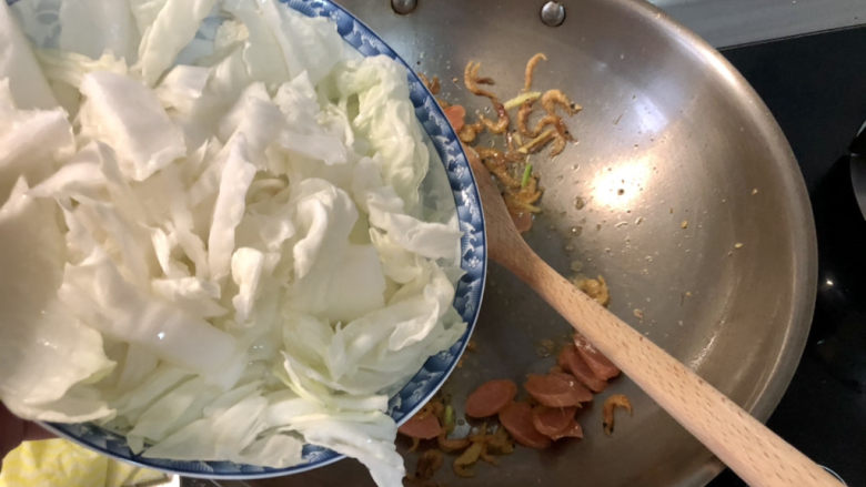 白菜豆腐汤,转中火，下白菜梗翻炒到微微变软出水