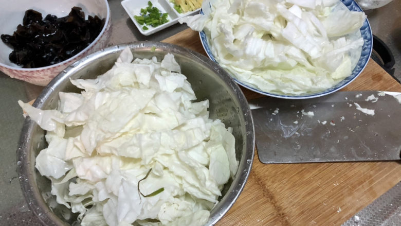 白菜豆腐汤,白菜梗拍一下片刀切段，白菜叶切片
