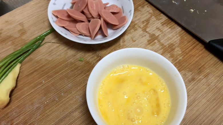 白菜豆腐汤,鸡蛋打散，火腿肠切片