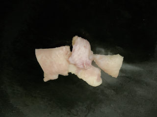 魔芋烧鸭,将鸭肉洗净，改刀成小块，片下肥油的部分，入锅中中小火慢慢煸炒出鸭油，然后将其弃用。