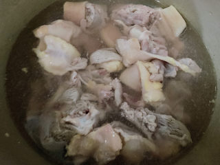 魔芋烧鸭,煸炒的过程，将鸭肉入热水中汆烫煮出杂质，血水，去去腥味，然后捞出备用。