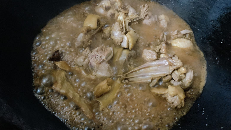 魔芋烧鸭,调好酱汁后，翻炒均匀，转小火上盖焖煮20分钟以上。中途适度查看锅中汁水是否充沛，可适当加些清水。