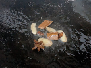 魔芋烧鸭,煸好鸭油的锅中，再加适量食用油，加入姜片，桂皮，八角爆炒出香味。