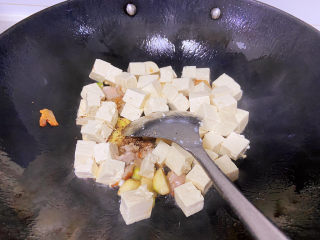 白菜豆腐汤,放入豆腐中火煎，动作轻一些，以免把豆腐都铲碎了。