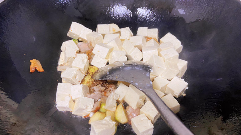 白菜豆腐汤,放入豆腐中火煎，动作轻一些，以免把豆腐都铲碎了。