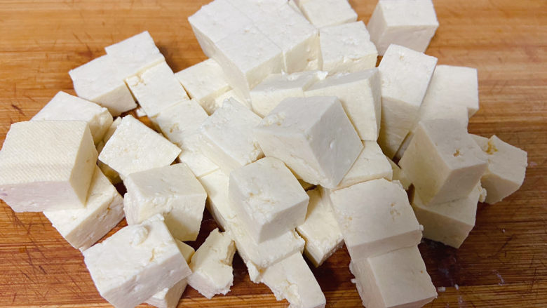 白菜豆腐汤,把豆腐切成大小均匀的块。