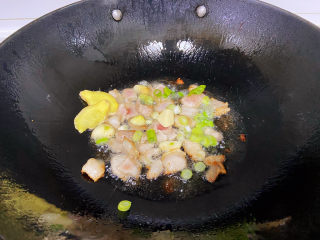 白菜豆腐汤,加入葱姜蒜炒香。
