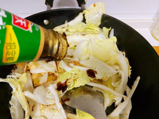 白菜豆腐汤,加入适量蚝油炒均匀。然后加入适量的水大火烧开，改中火，加入合适的盐，盖锅盖炖煮15～20分钟，这时改小火炖。