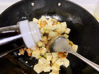 白菜豆腐汤,加入生抽。