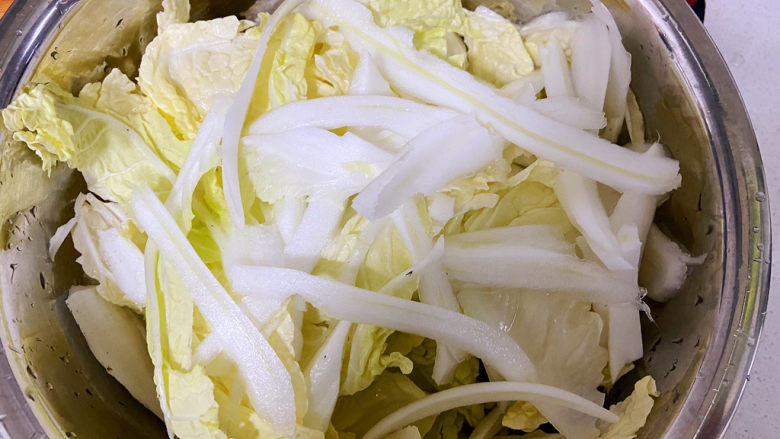 白菜豆腐汤,把白菜叶子撕成小块，厚的地方用刀片成薄片。