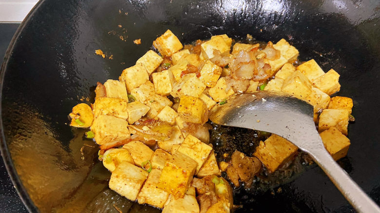 白菜豆腐汤,炒匀上色，这时候豆腐不那么脆弱了，可以动作稍快些翻炒均匀。