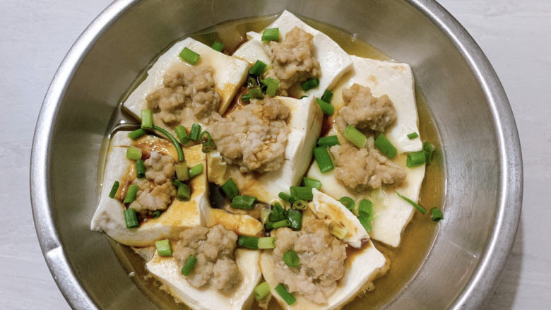 肉末炖豆腐,以及适量的热油或者芝麻油提香